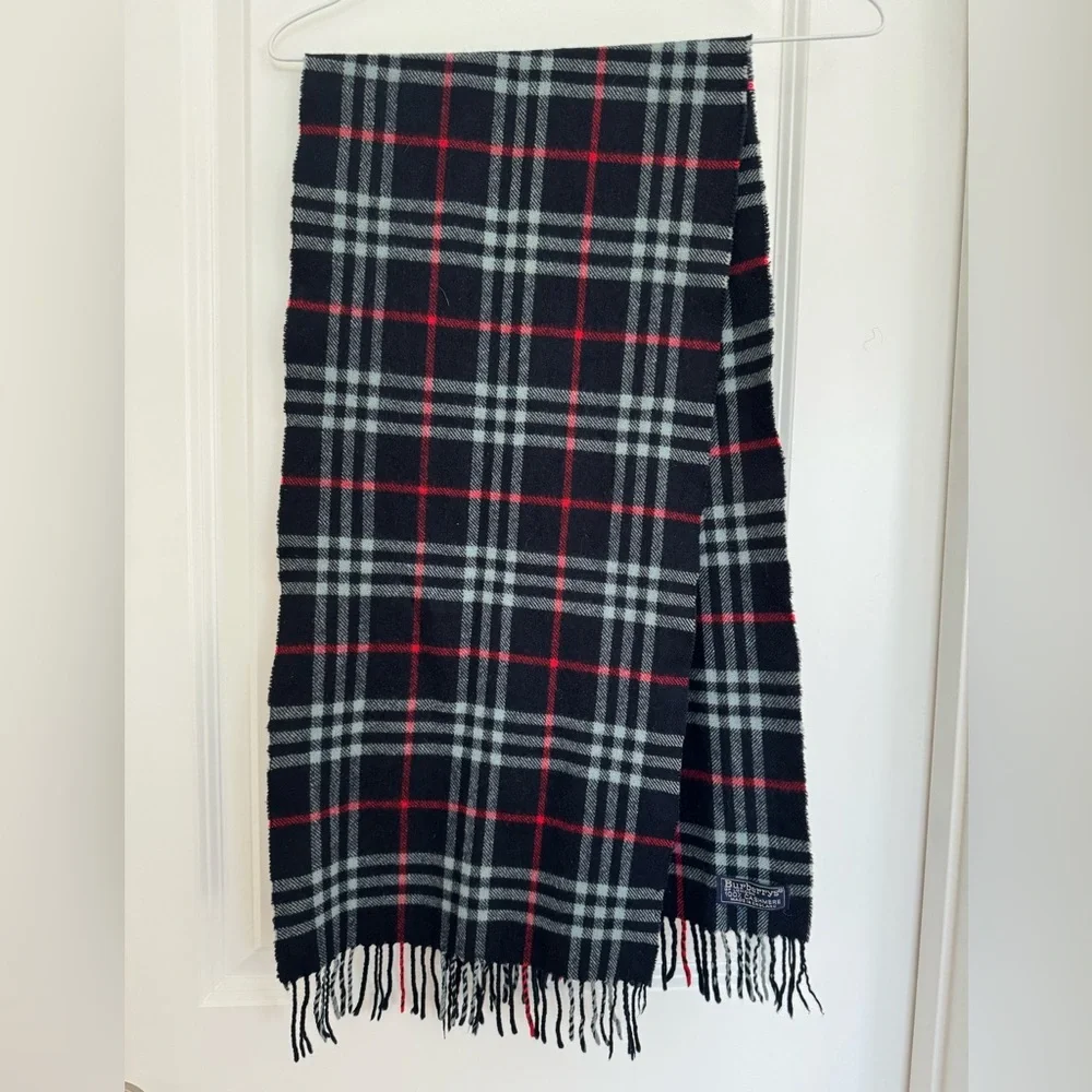 BURBERRY’s NAVY SCARF 100% CASHMERE
